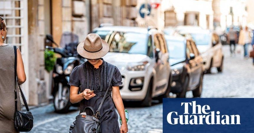 Distracted Italian pedestrians who cross road while on phone could be fined under new code
